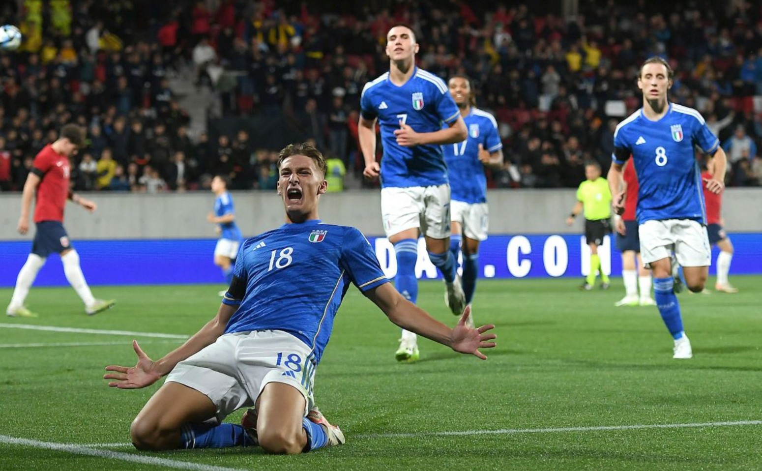 这下Gala不得不去成都了，Gala妖娆拍照姿势引网友遐想